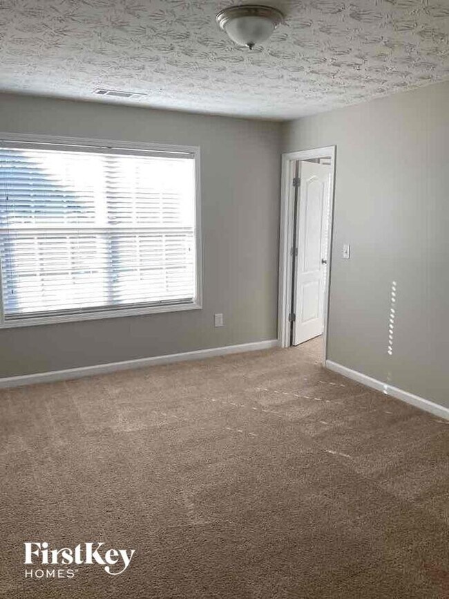 Building Photo - 221 Long Needle Dr