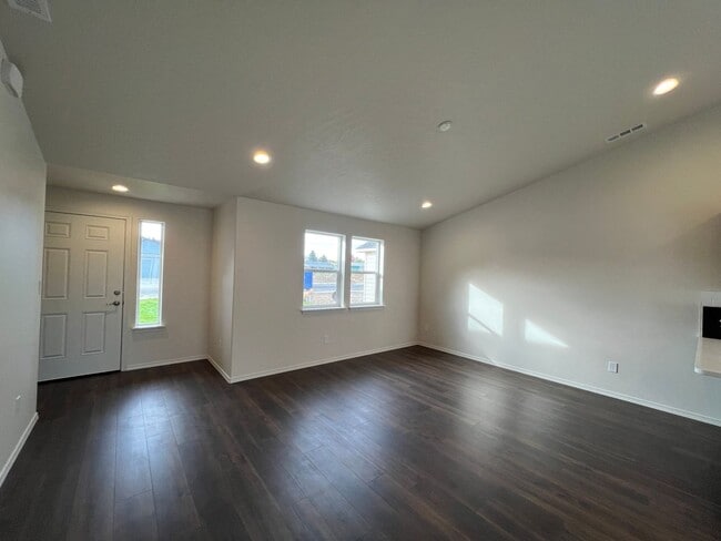 Building Photo - Move in special!