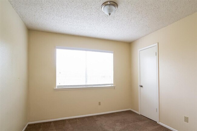 Building Photo - 1526 Rushworth Dr