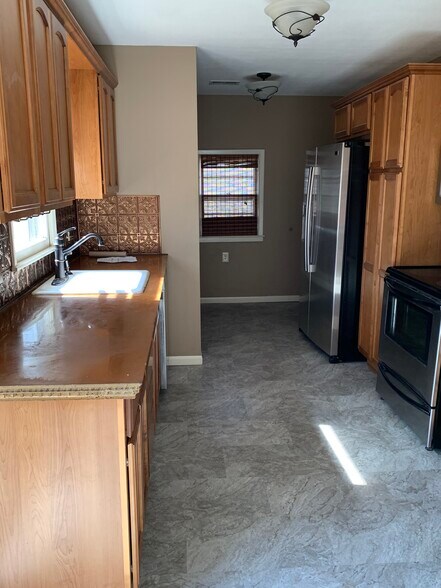 Building Photo - 411 E Spencer Dr