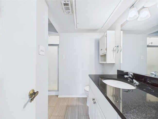 Building Photo - 806 W 24th St