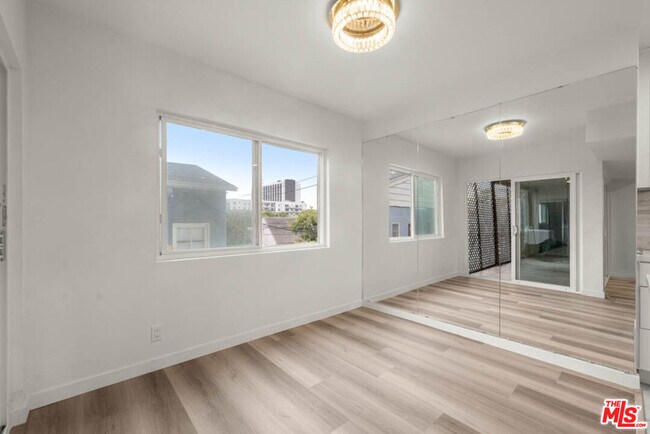 Building Photo - 423 Rexford Dr