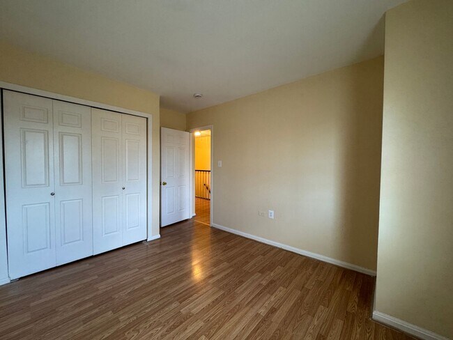 Building Photo - Beautiful 3 Bed 3 Bath Brick Townhome In Springfield Square