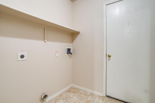 Building Photo - 7940 Meadow View Tr