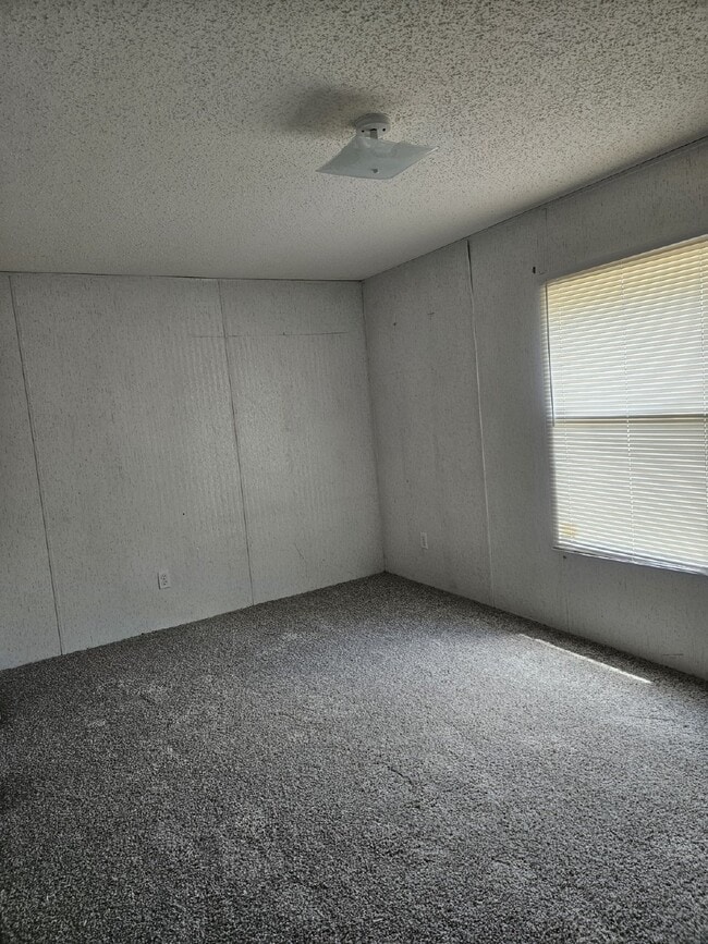 Building Photo - 3 Bedroom/2 bath mobile home