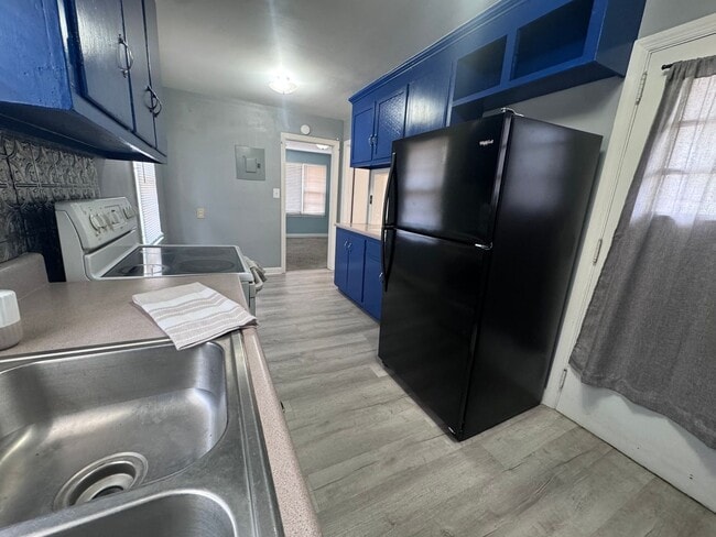 Building Photo - 302 Brookwood Ave