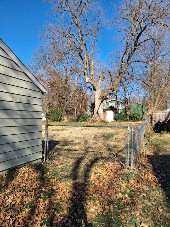 Building Photo - 109 E Fairview St