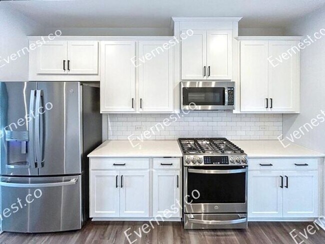 Building Photo - Spacious & Bright 3-Bedroom Townhome with ...
