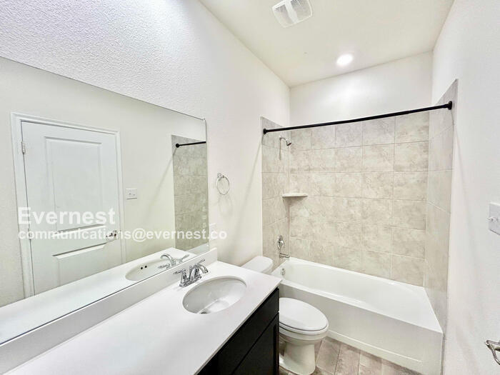 Building Photo - 2462 San Marcos Dr