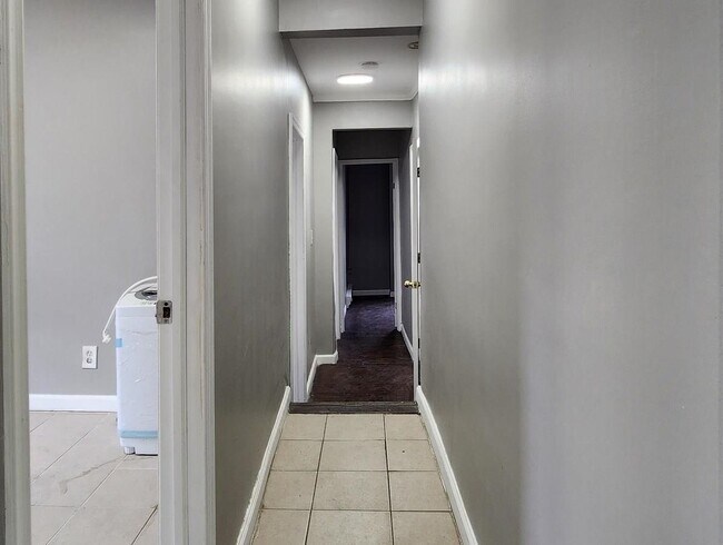 Building Photo - 423 2nd St