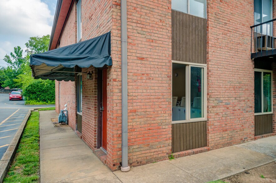 Building Photo - 3600 Hillsboro Pike