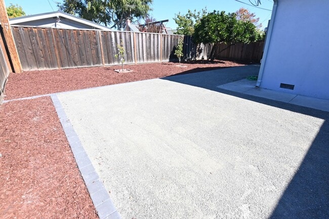 Building Photo - Central Santa Clara Location, 3/2 with AC