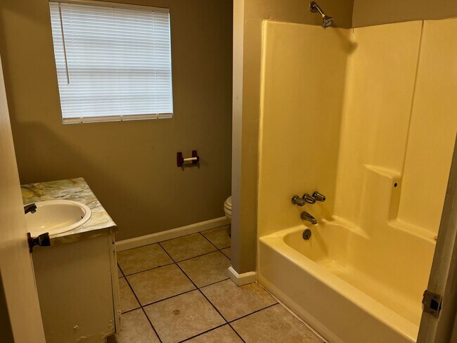 Building Photo - 1BD/1B Duplex Close to VSU!