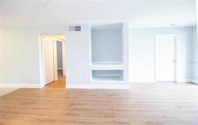 Building Photo - 14036 Fairway Island Dr