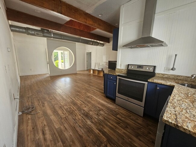 Building Photo - 3 BD / 2 BA Unfurnished - One block to the beach