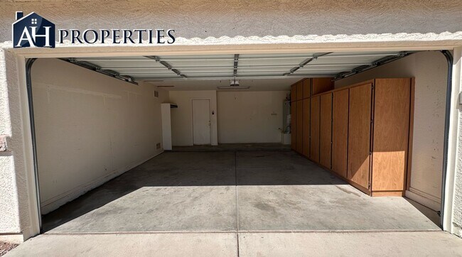 Building Photo - 3 Bed 2.5 bath 2 story house LOTS of storage