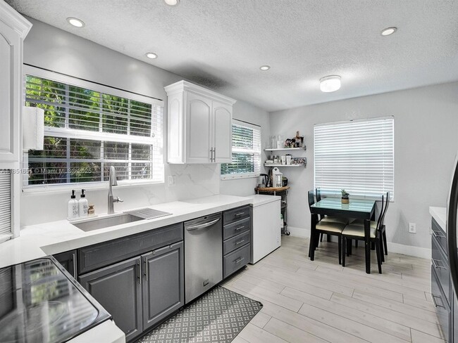 Building Photo - 217 SE 5th St