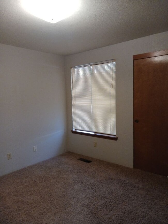 Building Photo - Introducing a meticulously maintained 3 bedroom, 2 bath gem!