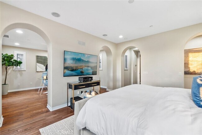 Building Photo - 33 Tall Hedge