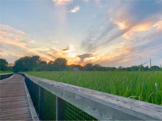 Building Photo - 1304 W Medicine Lake Dr