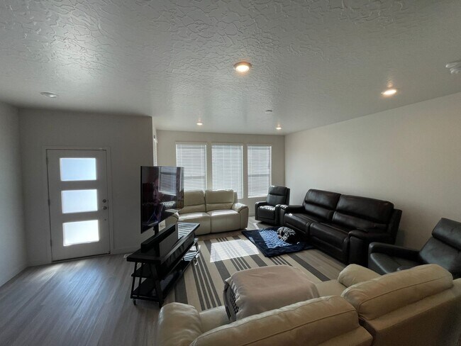 Building Photo - HUGE Townhome For Rent in Saratoga Springs!!