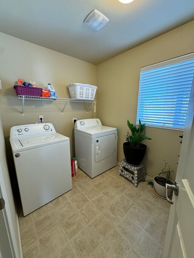 Building Photo - 1175 Swan Loop