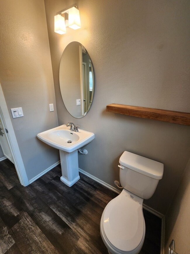 Building Photo - Gorgeous two bedroom home with 2.5 bathroo...