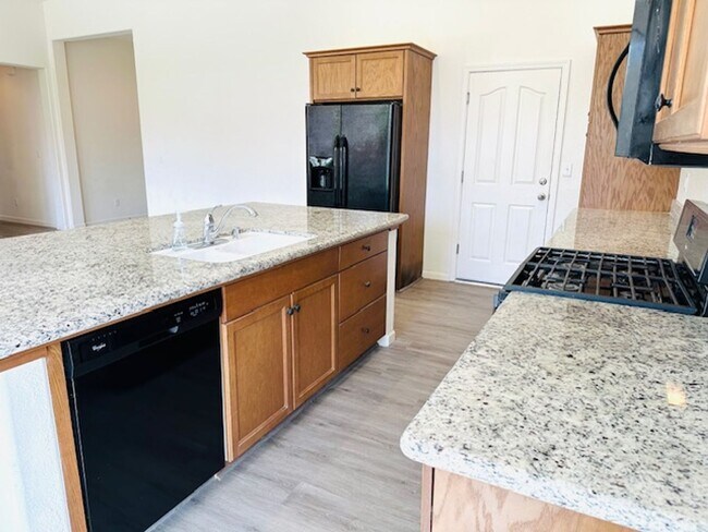Building Photo - $2,250 Locan & Ashlan, 3 Bedroom - E. Giav...