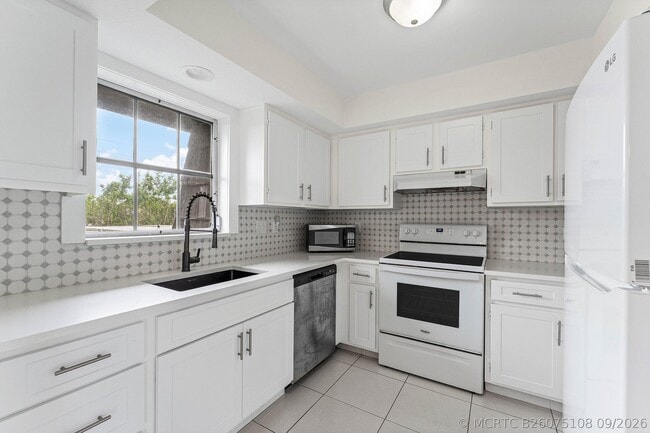 Building Photo - 408 Pine Tree Ct
