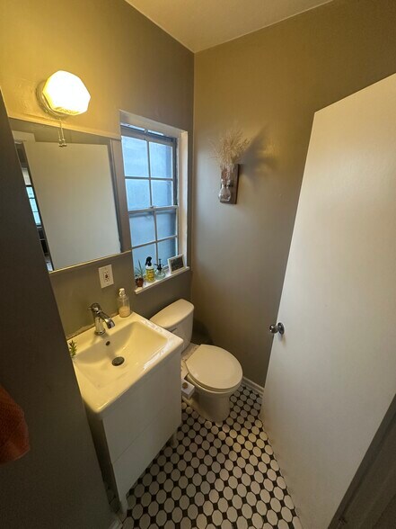 bathroom - 310 W Lakeside St