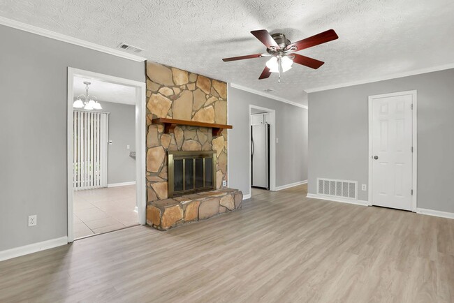Building Photo - 3 bedroom 2 bath home in Village Green