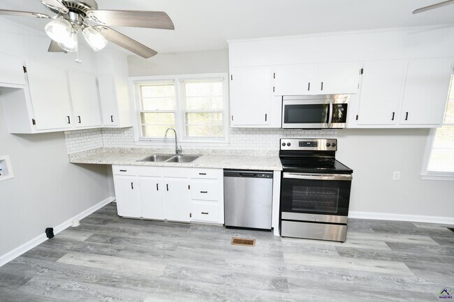 Building Photo - 461 SR 96