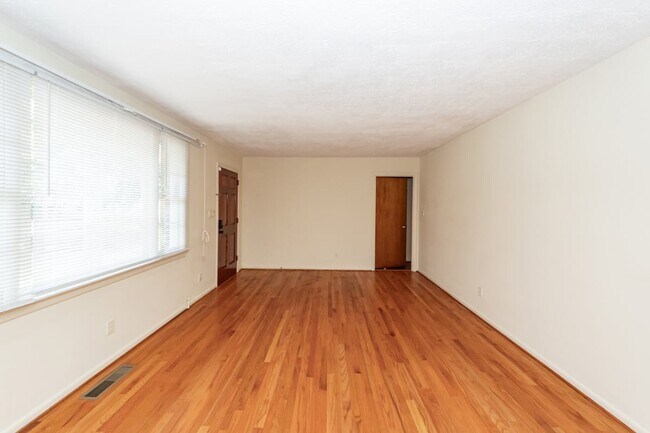 Building Photo - 453 Wade Hampton Dr