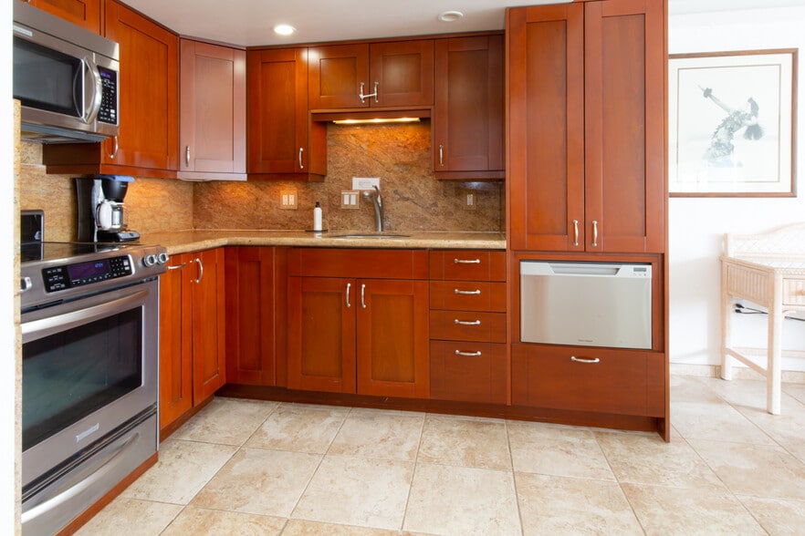 Indirect lighting - 1777 Ala Moana Blvd