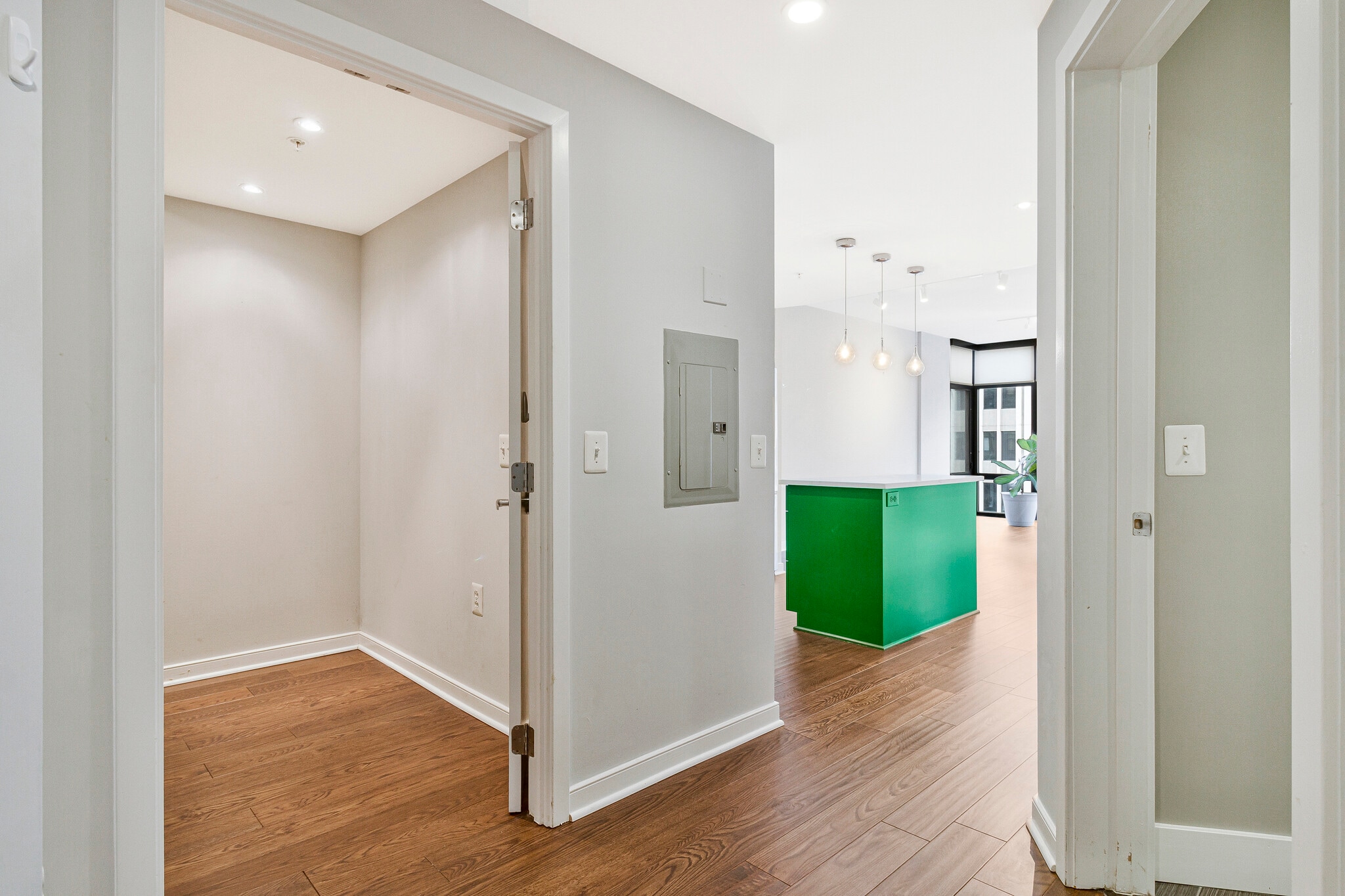 Den Office Entry - 1010 Massachusetts Ave NW