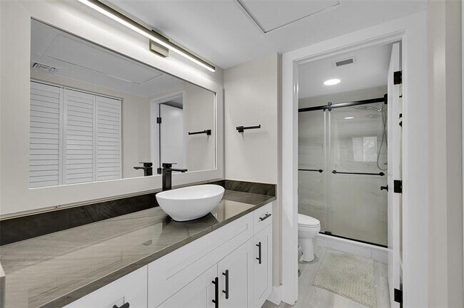 Building Photo - 9833 Westview Dr