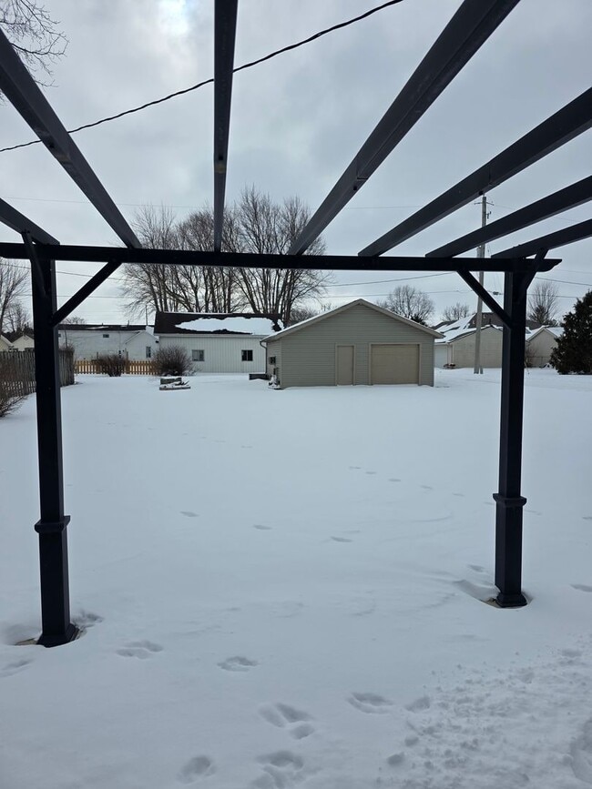 Building Photo - Small Town Home with Lots of Room