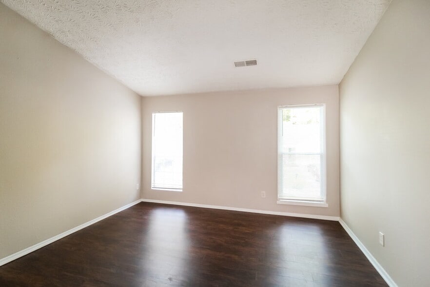 Building Photo - 1985 Glenwood Downs Dr