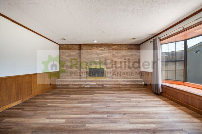 Building Photo - 8304 Dellwood Rd NE