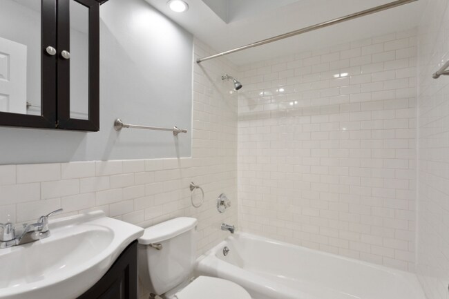 Building Photo - 6001 N Kenmore Ave