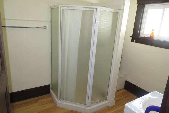 Bath Shower - 424 Kirn Ave