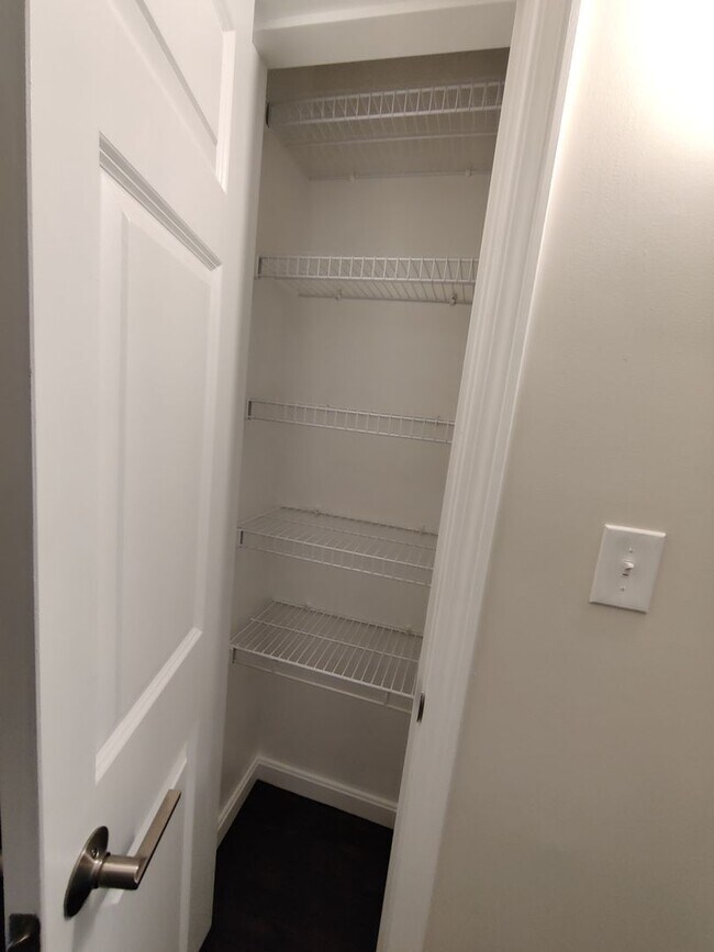 Building Photo - Coolidge Corner Area of Brookline. In-Unit Washer and Dryer, Heat, Hot Water Included, Bonus Room