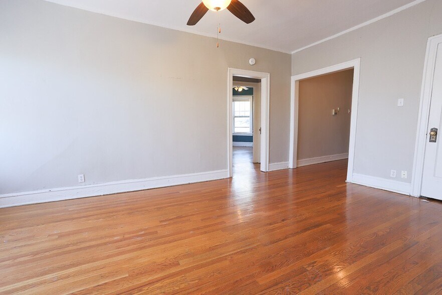Building Photo - 621 W Cornelia Ave
