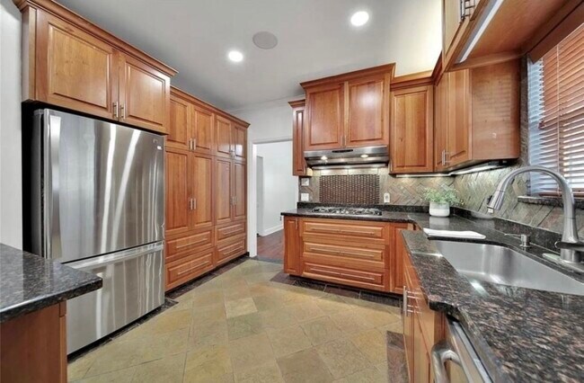 Building Photo - 12922 Lentando Dr