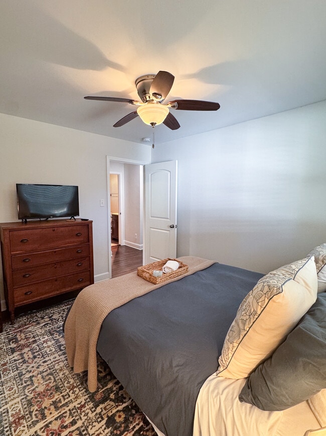 Building Photo - 5415 Larchmont Ave