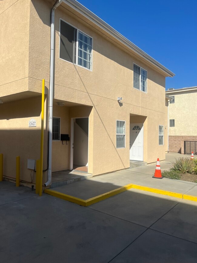 Building Photo - 12627 Oxnard St