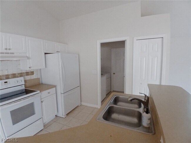 Building Photo - 1012 SW 35th Terrace