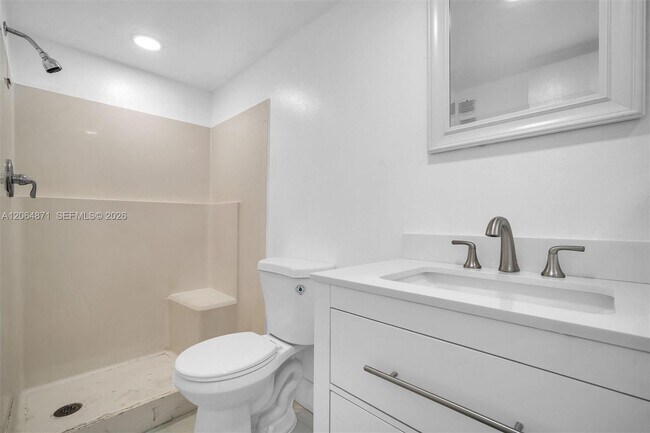 Building Photo - 2601 NE 3rd Ct