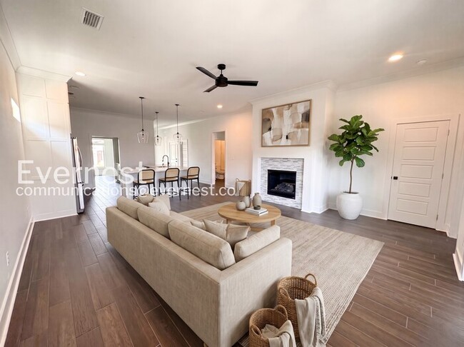 Building Photo - 3 Bed, 2 Bath Home with Fenced Yard & Garage / Available Now!