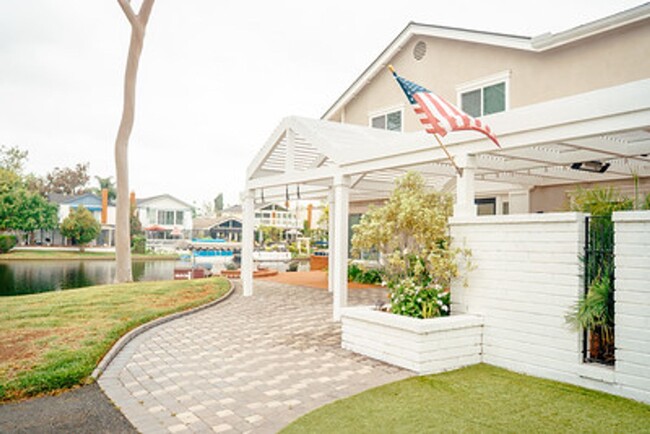Building Photo - Waterfront 4 Bedroom